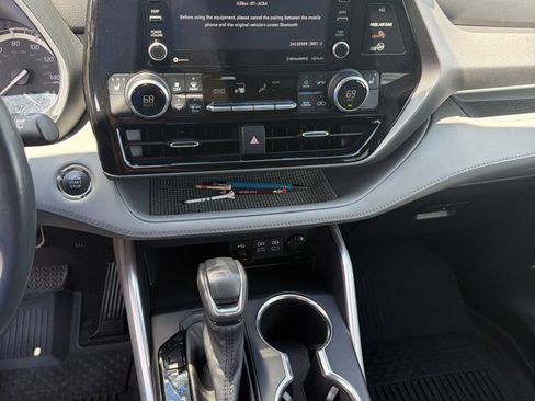 Used 2022 Toyota Highlander XLE AWD/4WD image 26