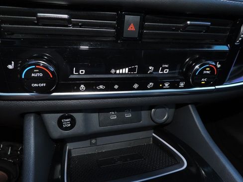 Used 2025 Nissan Rogue SL image 23