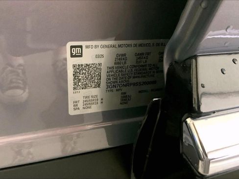 Used 2025 Chevrolet Equinox EV LT FWD image 31
