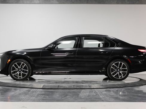 Used 2023 BMW 760i xDrive w/ Executive Package image 20