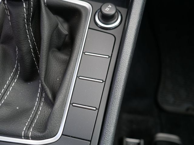 Certified 2025 Volkswagen Jetta SE FWD image 30