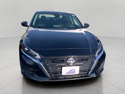 Used 2024 Nissan Altima 2.5 SV image 2