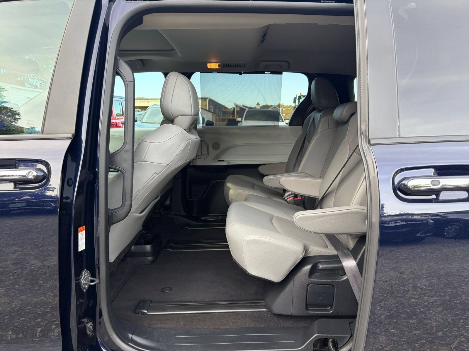 Used 2025 Toyota Sienna XLE FWD image 26