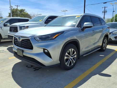 Used 2024 Toyota Highlander XLE image 1