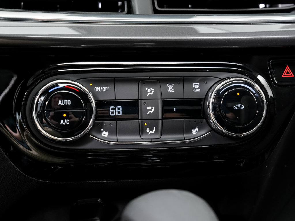 Used 2025 Chevrolet Trax ACTIV w/ Sunroof Package FWD image 19