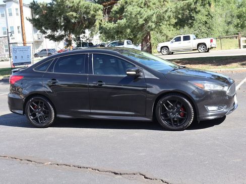 Used 2015 Ford Focus SE w/ SE Sport Package FWD image 2