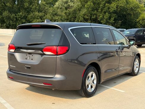 Used 2017 Chrysler Pacifica LX w/ Tire & Wheel Group FWD image 4