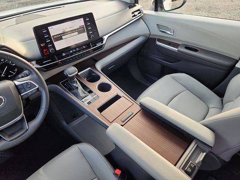 Used 2021 Toyota Sienna XLE image 16