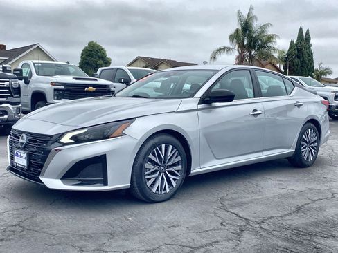 Used 2024 Nissan Altima 2.5 SV image 2