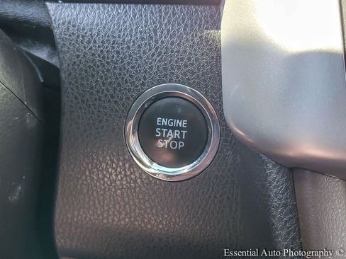 Used 2017 Toyota Highlander XLE w/ Carpet Mat Package image 20