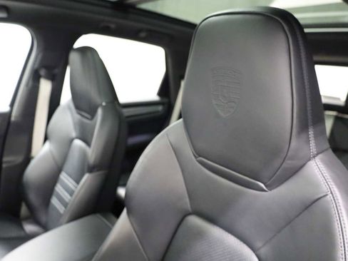 Certified 2023 Porsche Cayenne Platinum Edition image 19