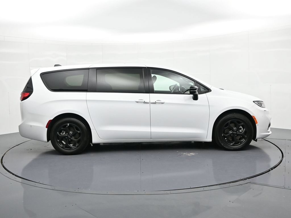 Used 2024 Chrysler Pacifica Limited FWD image 5