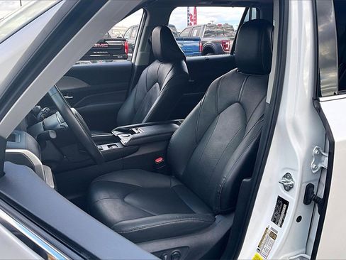 Used 2024 Toyota Grand Highlander Limited image 25