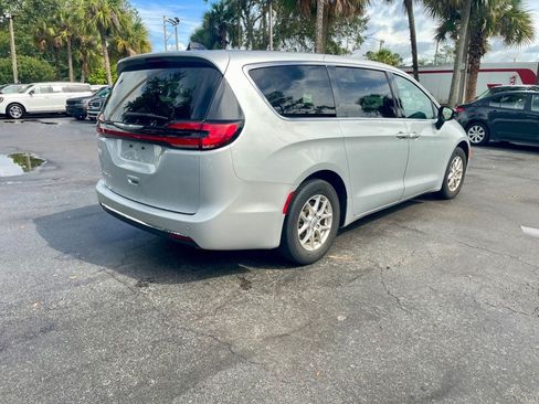 Used 2024 Chrysler Pacifica Touring-L FWD image 6
