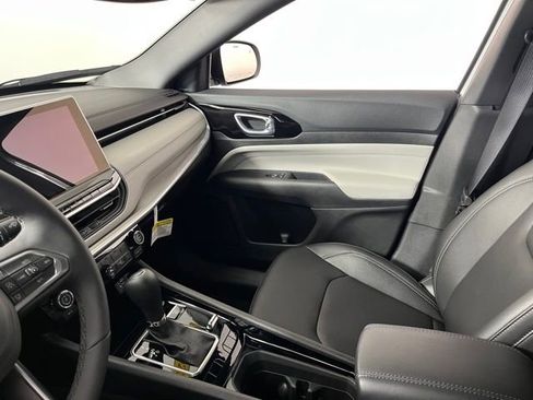 Used 2025 Jeep Compass Limited image 36