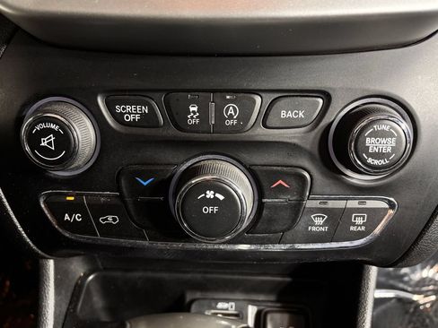 Used 2016 Jeep Cherokee Trailhawk w/ Leather Interior Group AWD/4WD image 36