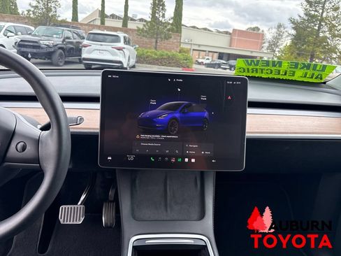 Used 2024 Tesla Model Y Long Range AWD/4WD image 23