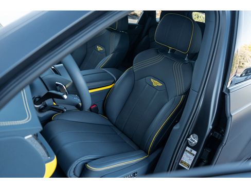 Used 2025 Bentley Bentayga image 25