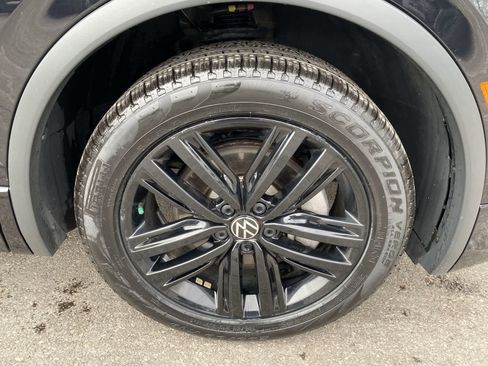 Used 2022 Volkswagen Tiguan SE R-Line image 14