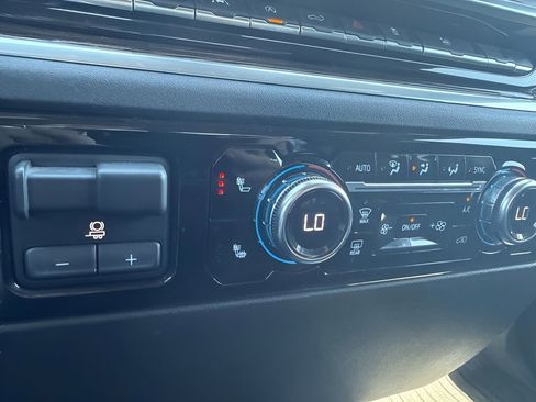 Used 2023 GMC Sierra 1500 Elevation w/ LPO, Elevation Black Package AWD/4WD image 18