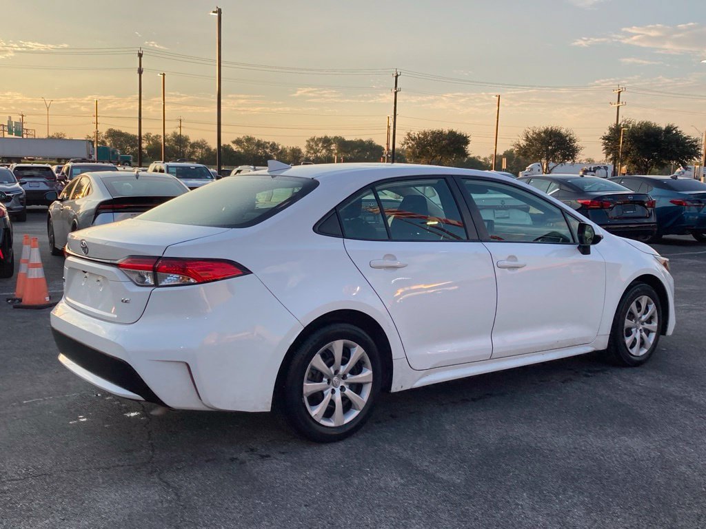 Certified 2022 Toyota Corolla LE FWD image 5