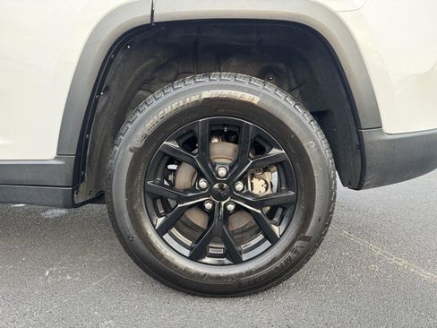 Used 2025 Jeep Grand Cherokee Altitude AWD/4WD image 42