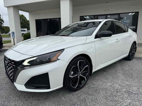 Used 2024 Nissan Altima 2.5 SR FWD image 9