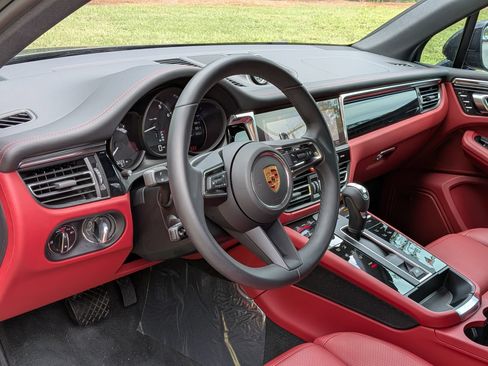 Certified 2026 Porsche Macan AWD/4WD image 4