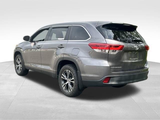 Used 2019 Toyota Highlander LE AWD/4WD image 3