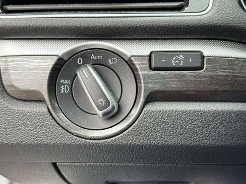 Used 2018 Volkswagen Passat 2.0T SEL Premium image 15