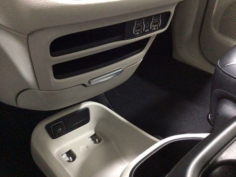 Used 2023 Chrysler Pacifica Touring-L FWD image 13