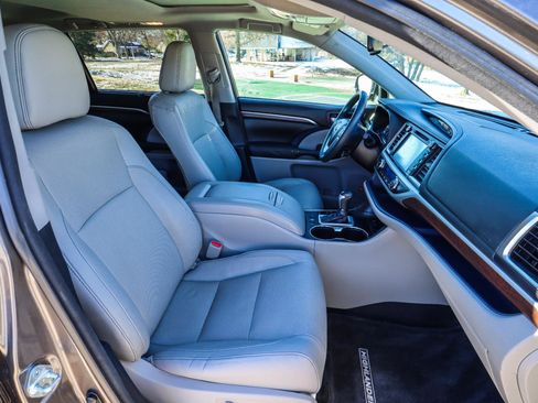 Used 2016 Toyota Highlander Limited image 45