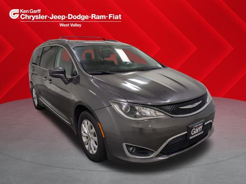 Used 2018 Chrysler Pacifica Touring-L FWD image 1