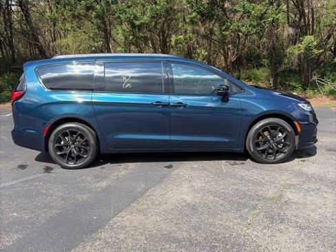 Used 2025 Chrysler Pacifica Limited image 5