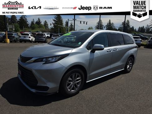 Used 2023 Toyota Sienna LE AWD/4WD image 1