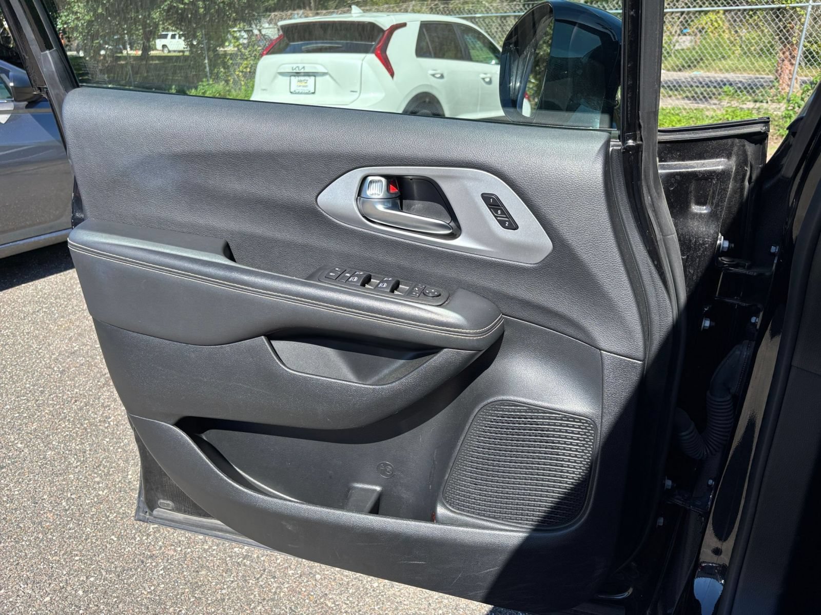 Used 2025 Chrysler Pacifica Limited FWD image 18