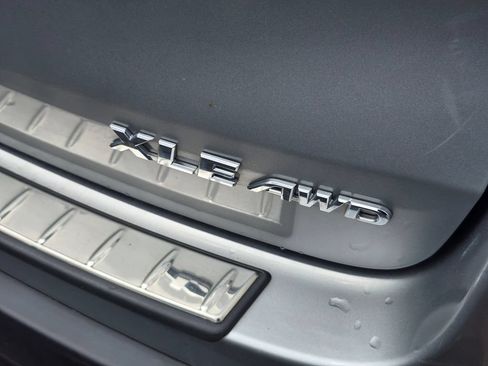 Used 2018 Toyota Highlander XLE AWD/4WD image 11