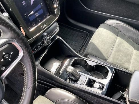 Used 2020 Volvo XC40 T4 R-Design FWD image 13