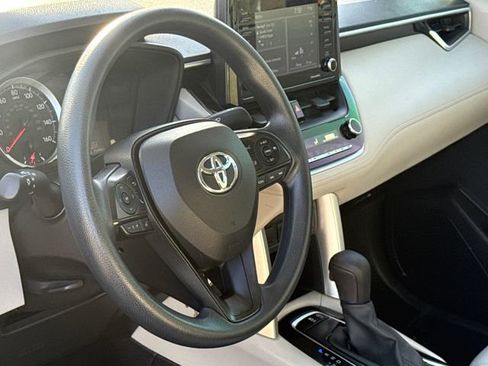 Used 2022 Toyota Corolla Cross L image 18
