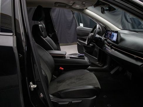 Used 2024 Nissan Ariya FWD image 16