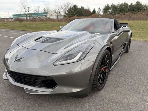 Used 2015 Chevrolet Corvette Z06 w/ 3LZ Preferred Equipment Group image 2