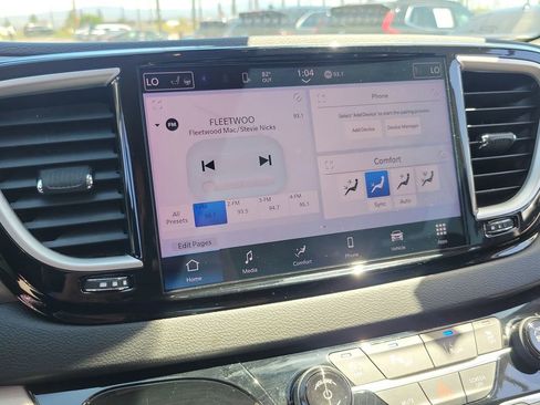 Used 2024 Chrysler Pacifica Touring-L image 27