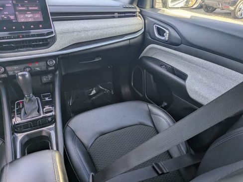 Used 2024 Jeep Compass Latitude AWD/4WD image 17