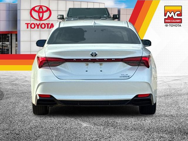 Used 2020 Toyota Avalon XLE w/ Preferred Accessory Package FWD image 4