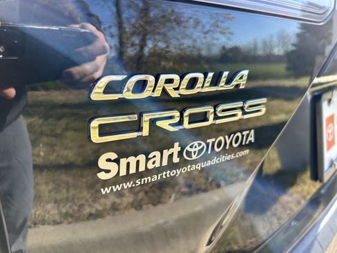 Certified 2023 Toyota Corolla Cross XLE image 9