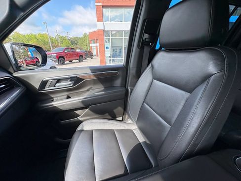 Used 2025 Chevrolet Suburban Z71 AWD/4WD image 12