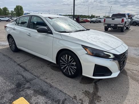 Used 2025 Nissan Altima 2.5 SV FWD image 7