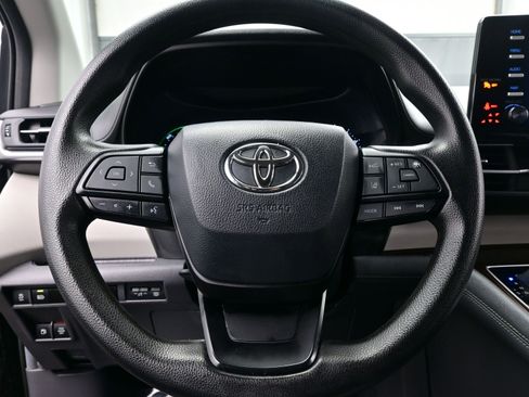 Used 2024 Toyota Sienna LE image 23