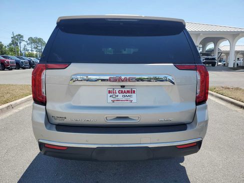 Used 2023 GMC Yukon XL SLT AWD/4WD image 4