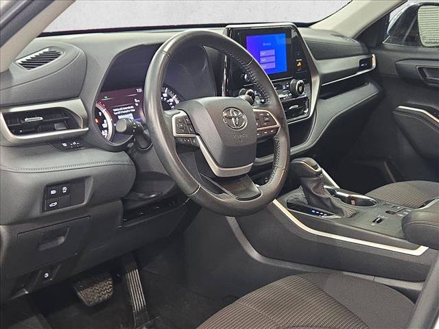 Used 2024 Toyota Highlander LE FWD image 9